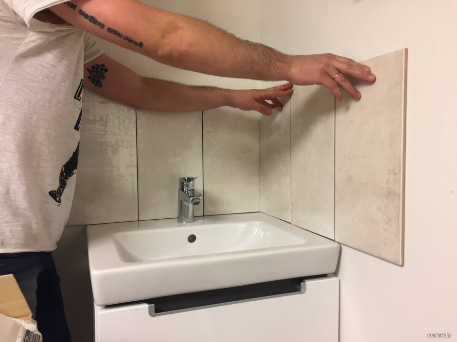 Экран из плитки над раковиной