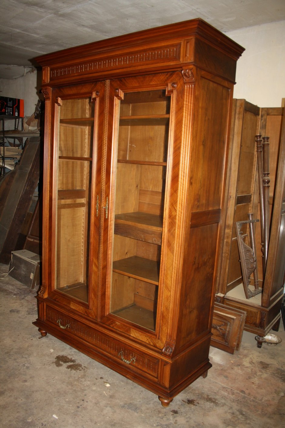 Антикварный шкаф