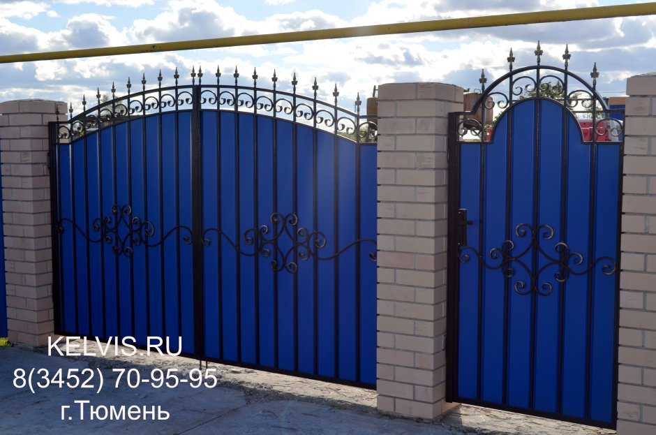 Синие кованые ворота