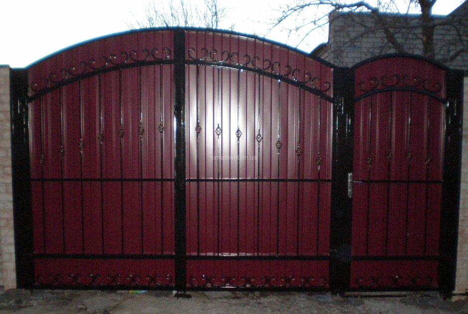 Ворота темно-вишневые