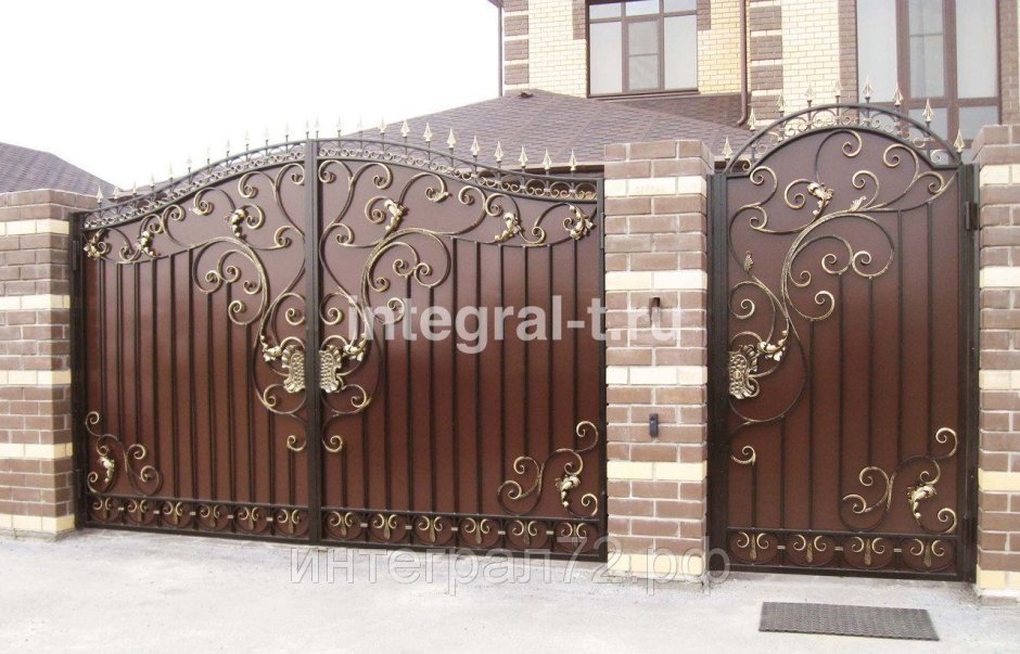Ворота коричневого цвета