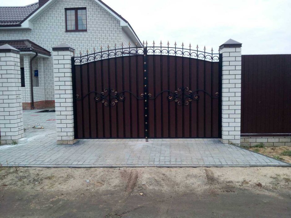 Ворота из профнастила с калиткой