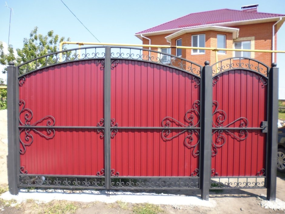 Ворота с профлиста с кованиной
