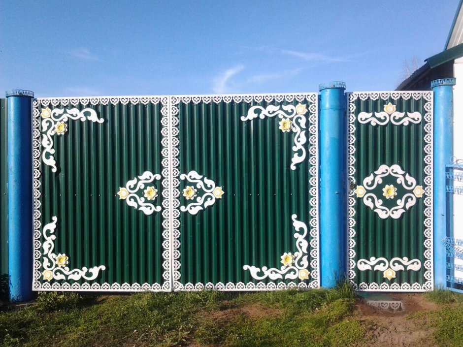 Железные ворота с узорами