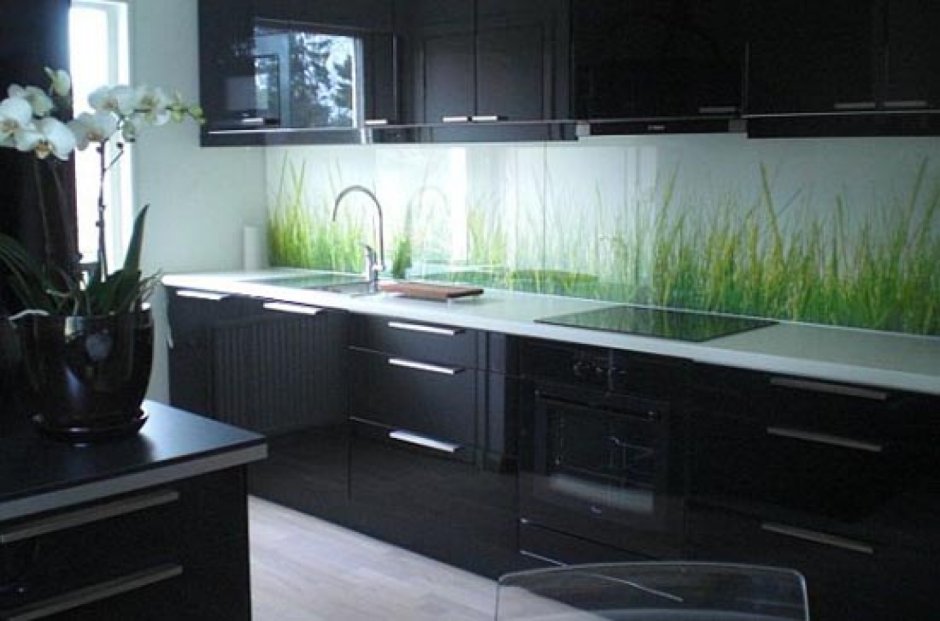 Зеленая кухня с черной столешницей и черным фартуком