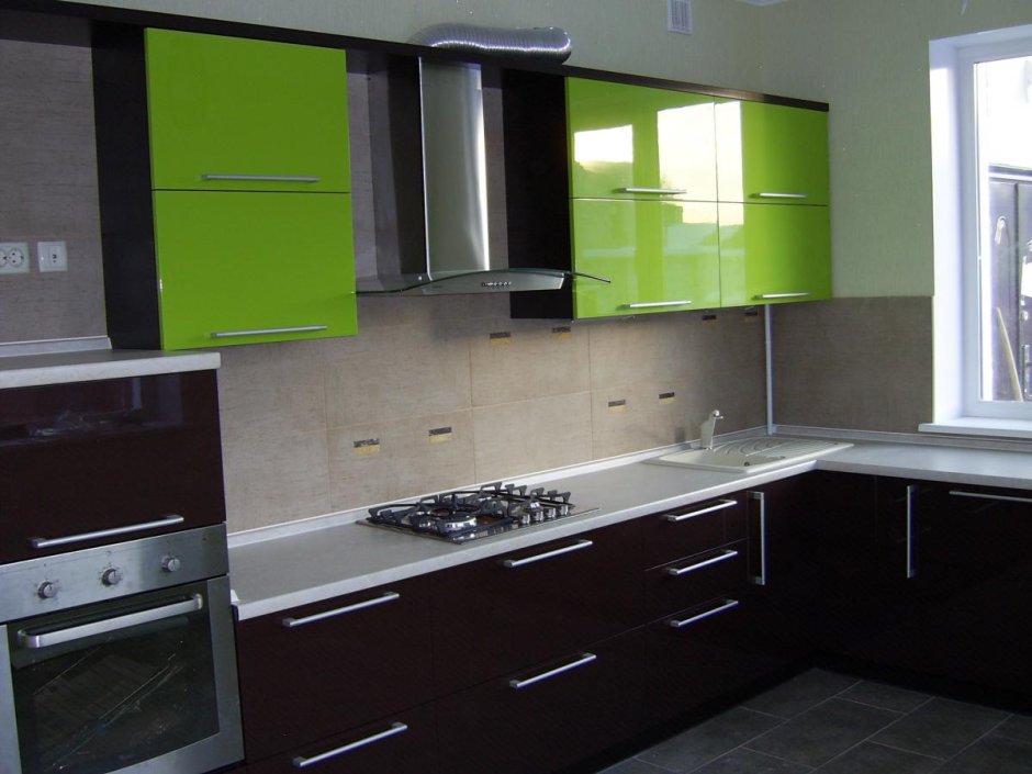 Салатовая кухня с черным низом