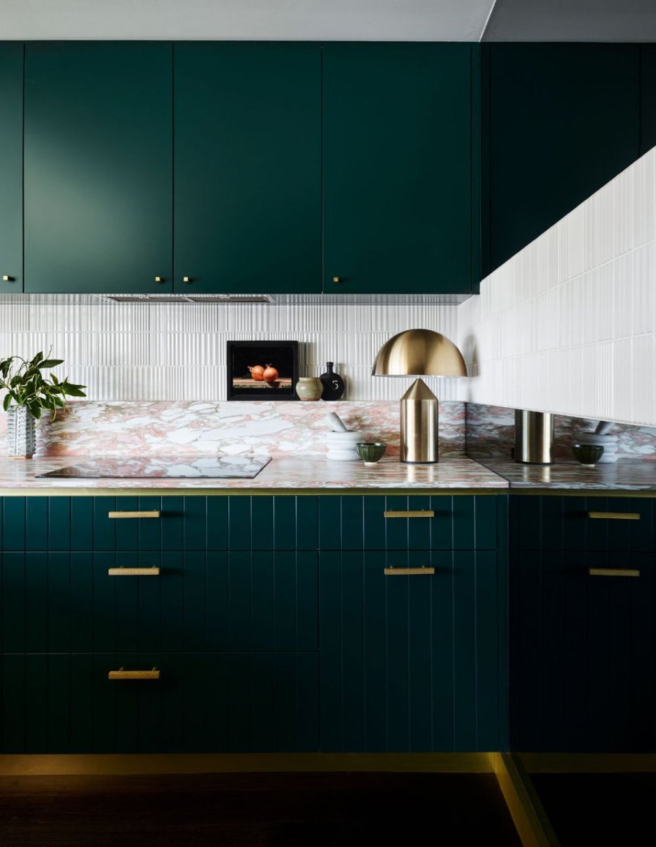 Кухонный гарнитур в изумрудных тонах