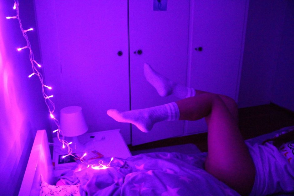 Девушка в фиолетовом неоне