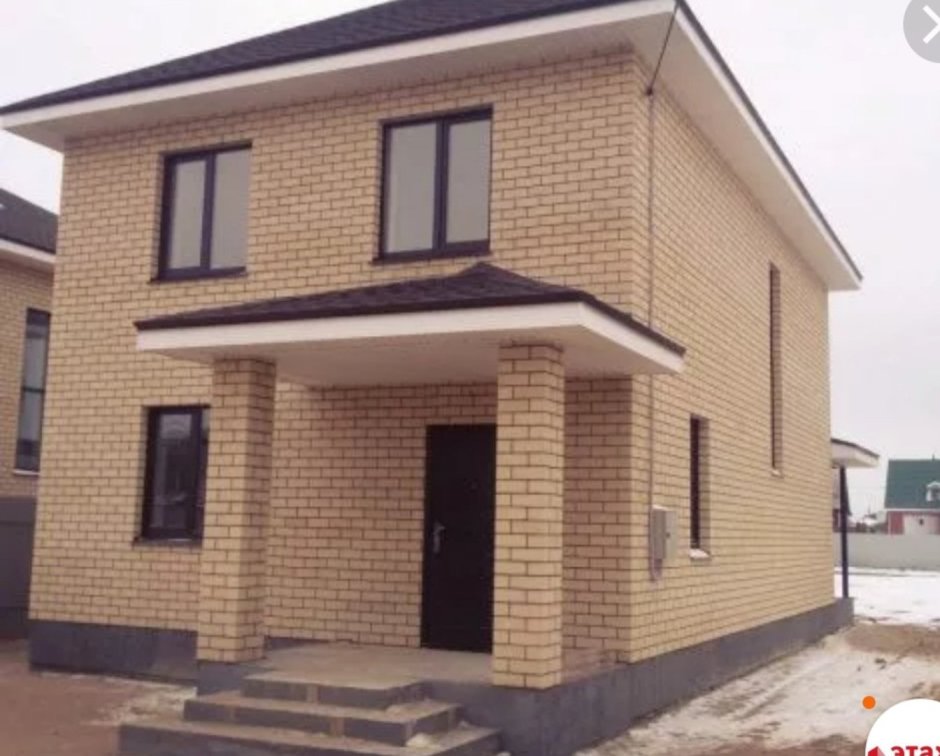Двухэтажный дом облицованный кирпичом
