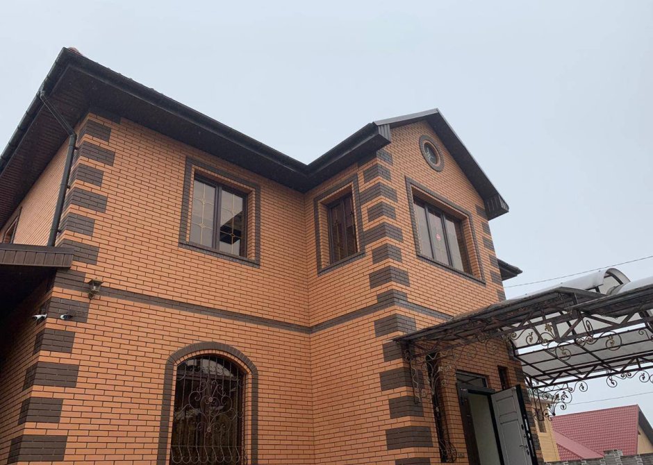 Фасад из желтого кирпича