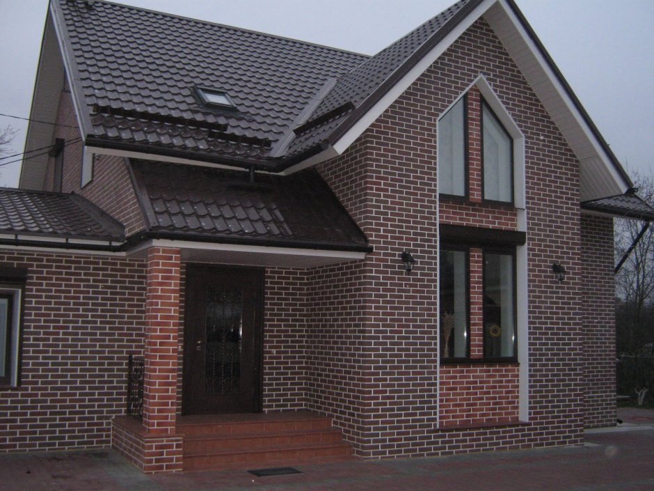 Коричневый кирпичный дом