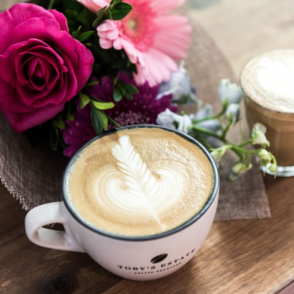 Кофе латте и цветы