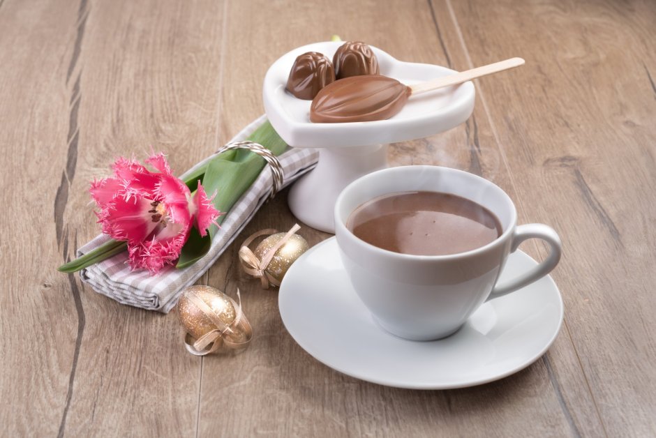 Чашечка кофе с цветами и конфетами