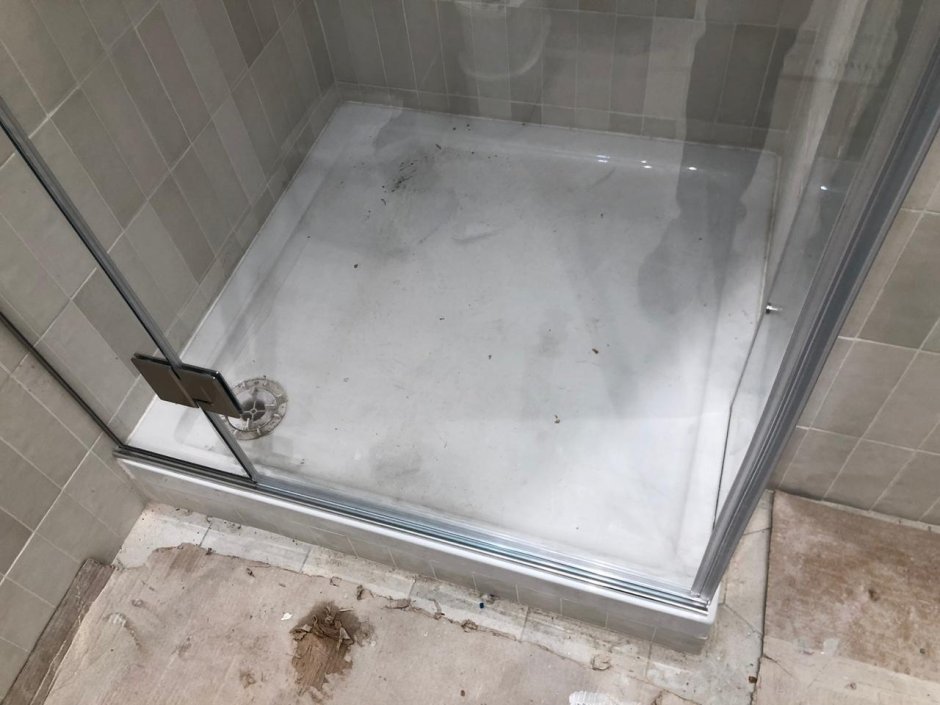 Грязная душевая стекло