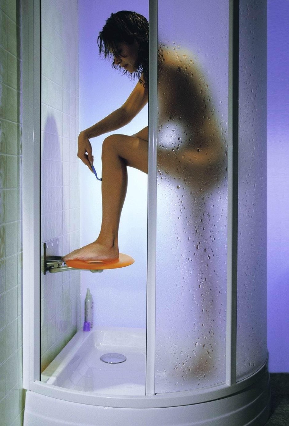 Душевая кабинка с девушкой