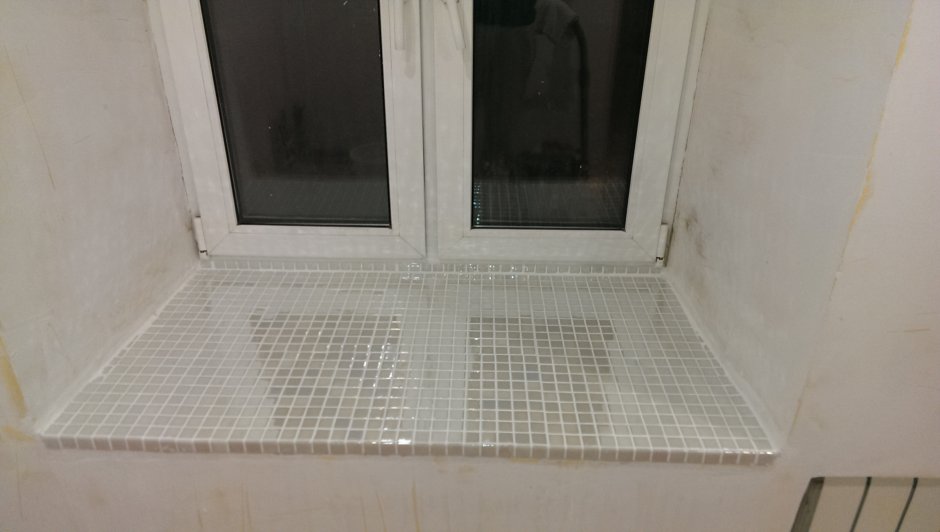 Мозаичная плитка на подоконнике