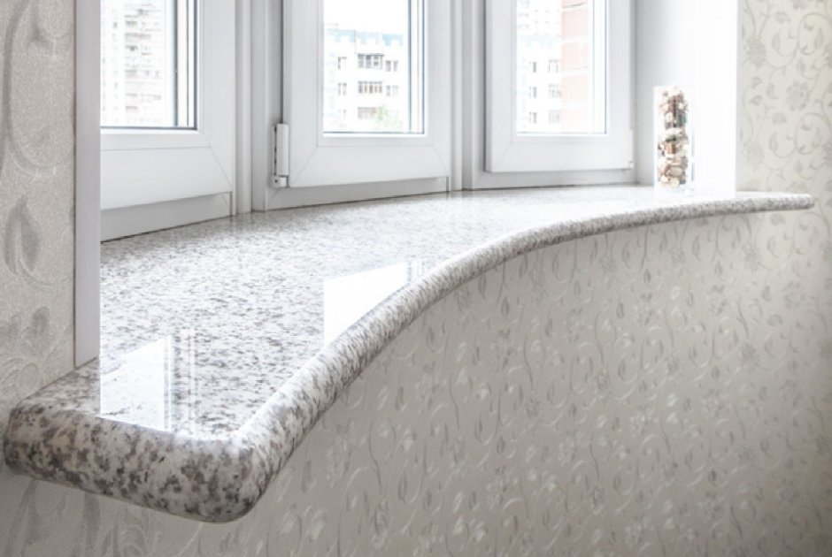 Подоконник отделанный декоративной штукатуркой