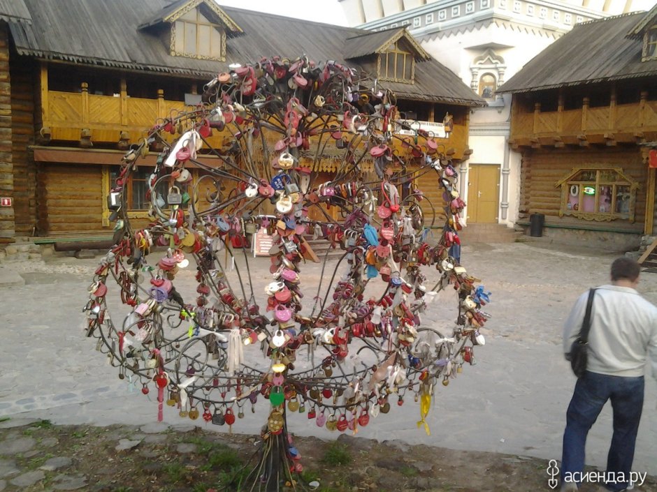 Молодожëны вешают замки