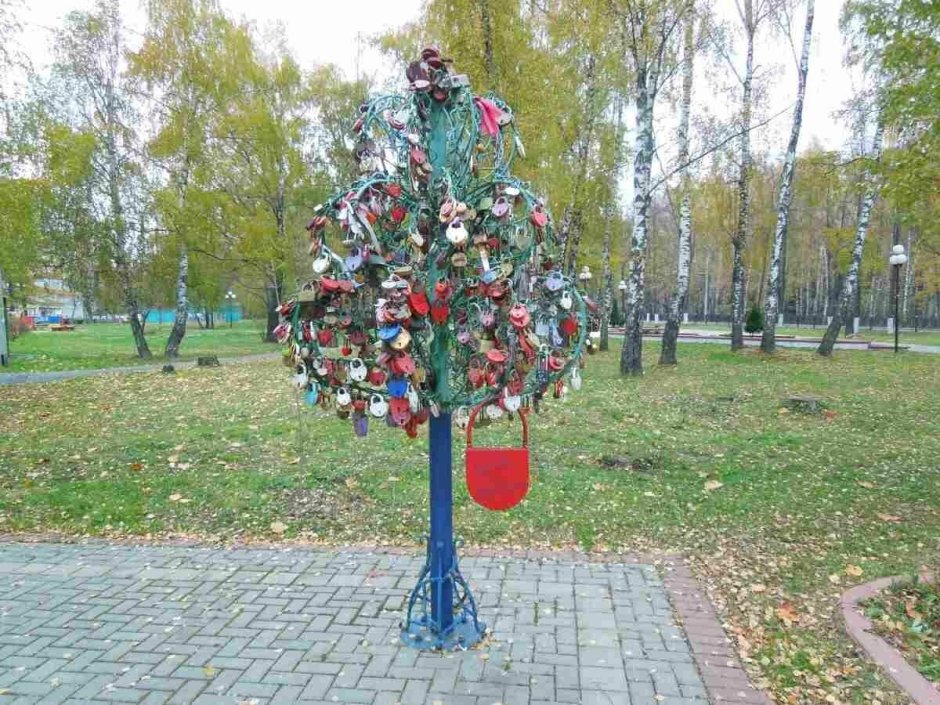 Дерево для замков новобрачных