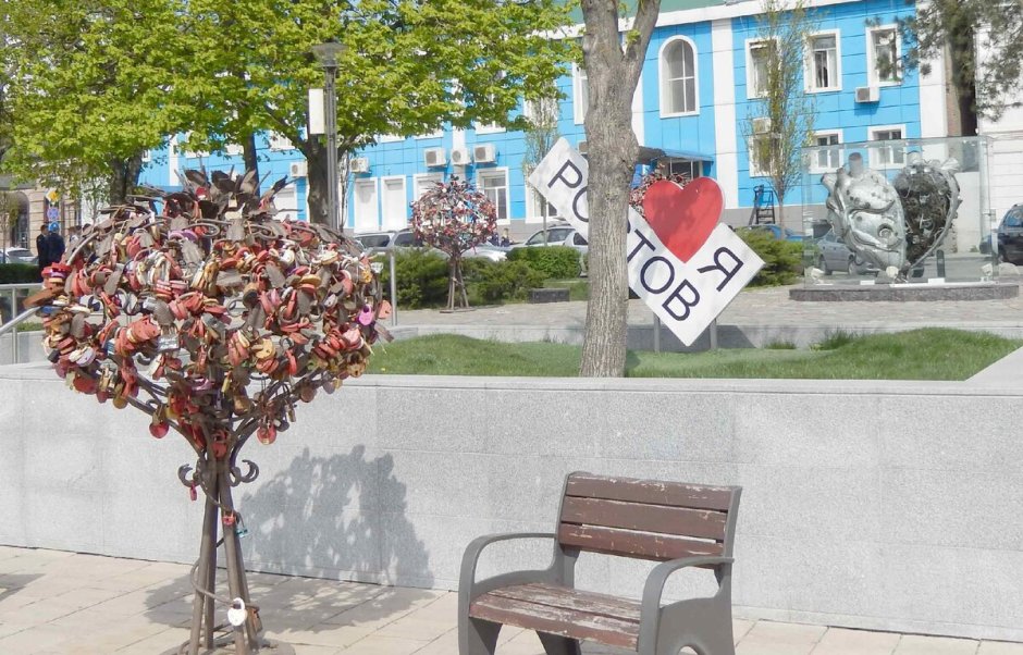 Металлическое дерево с планшетами