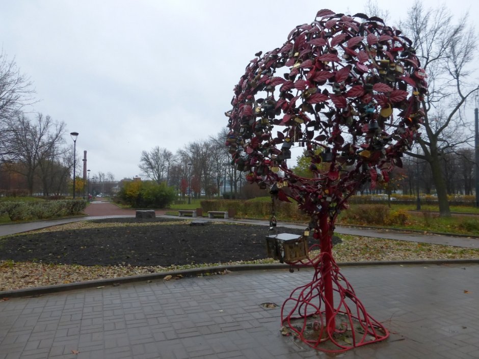 Дерево с замками в Мытищах
