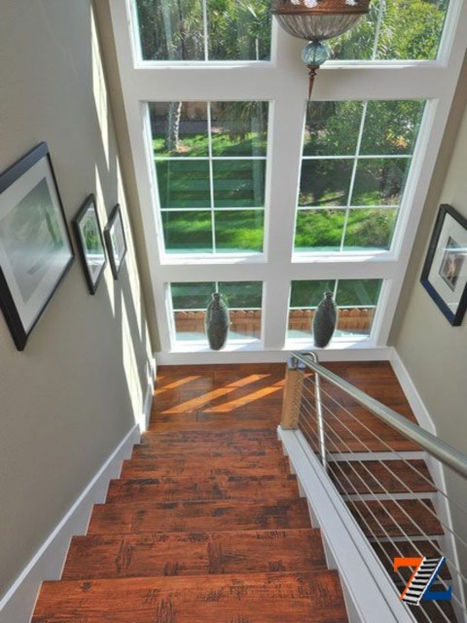 Окно на лестничном марше в частном доме