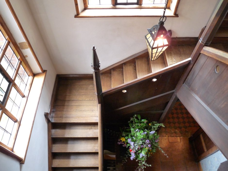 Балкон с лестницей в частном доме на второй этаж