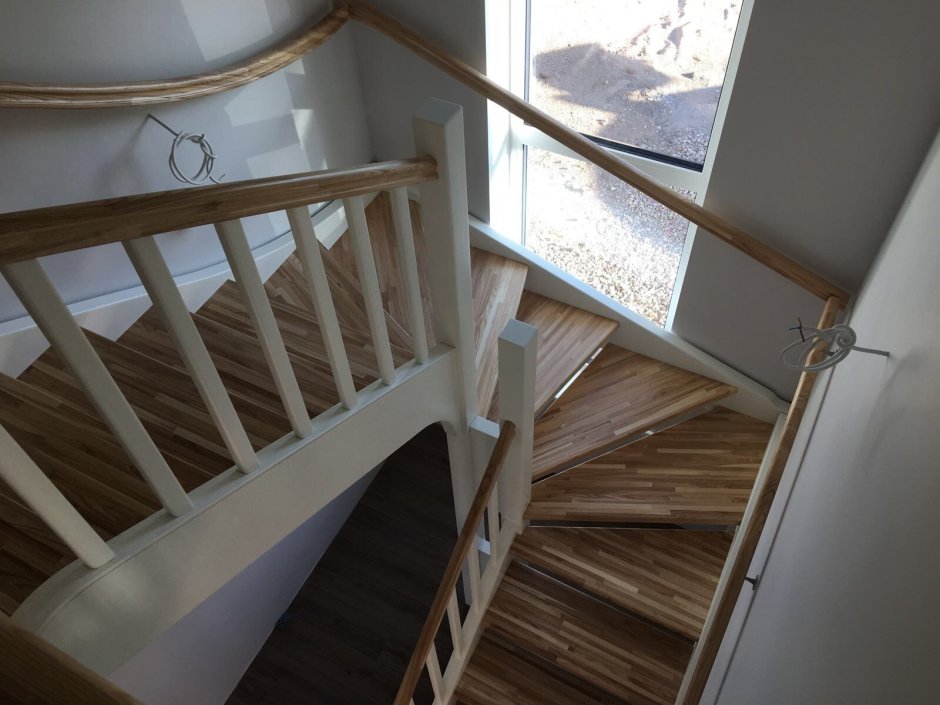 Окно в лестничном пролете в частном доме