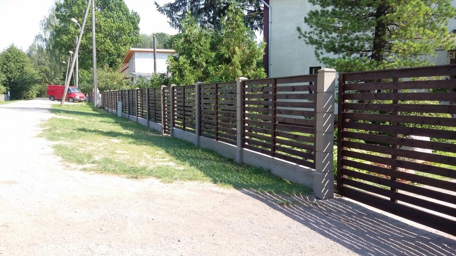 Забор деревянный горизонтальный коричневый