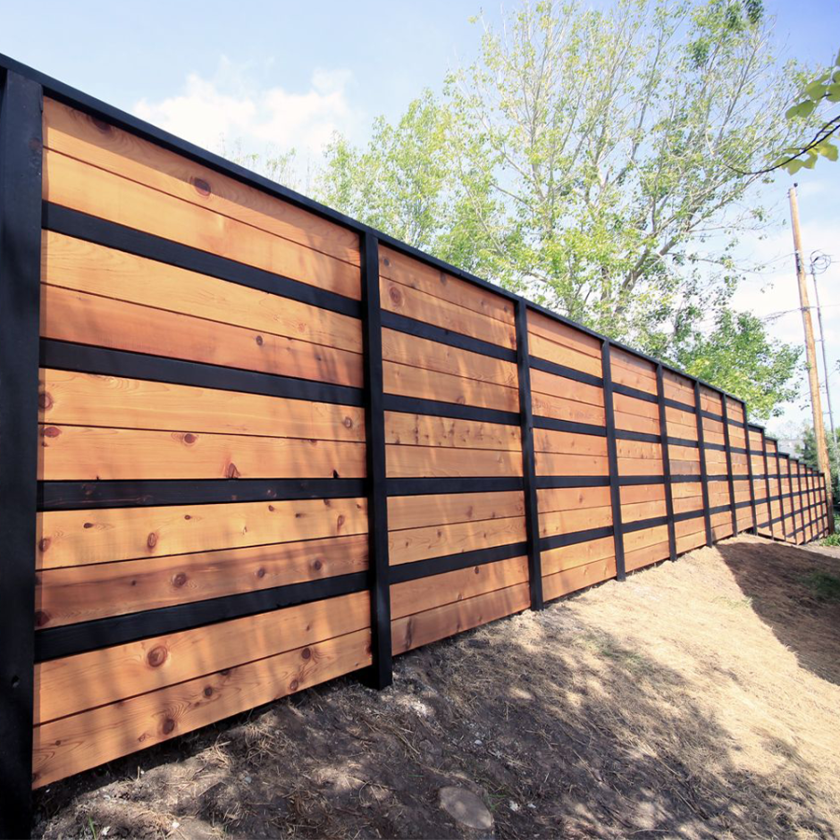 Забор деревянный горизонтальный из необрезной доски