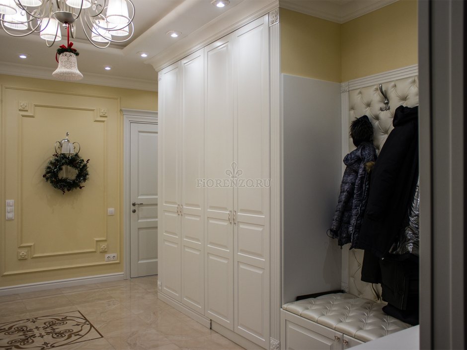 Встроенный распашной шкаф в прихожую