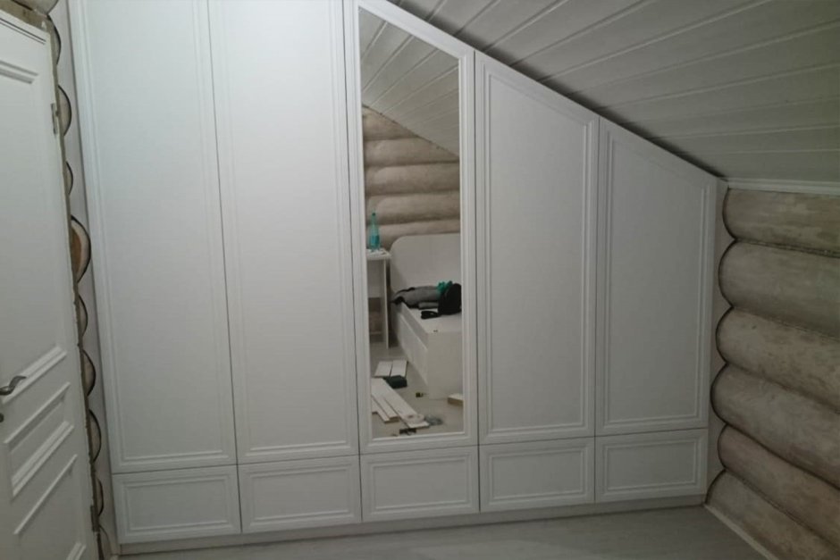 Шкаф с распашными дверями на мансарду