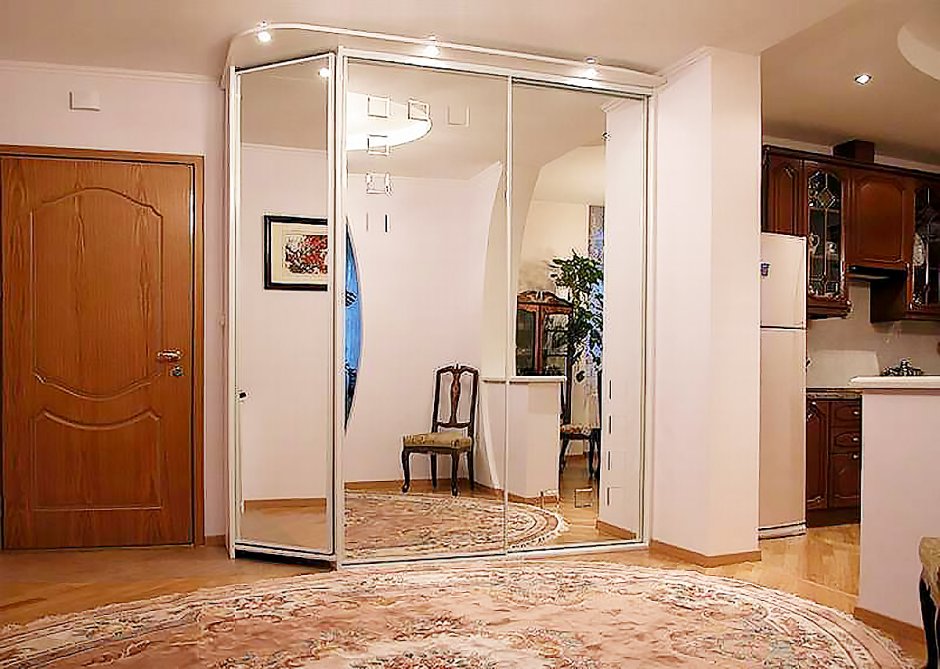 Шкаф со скошенным углом в прихожую