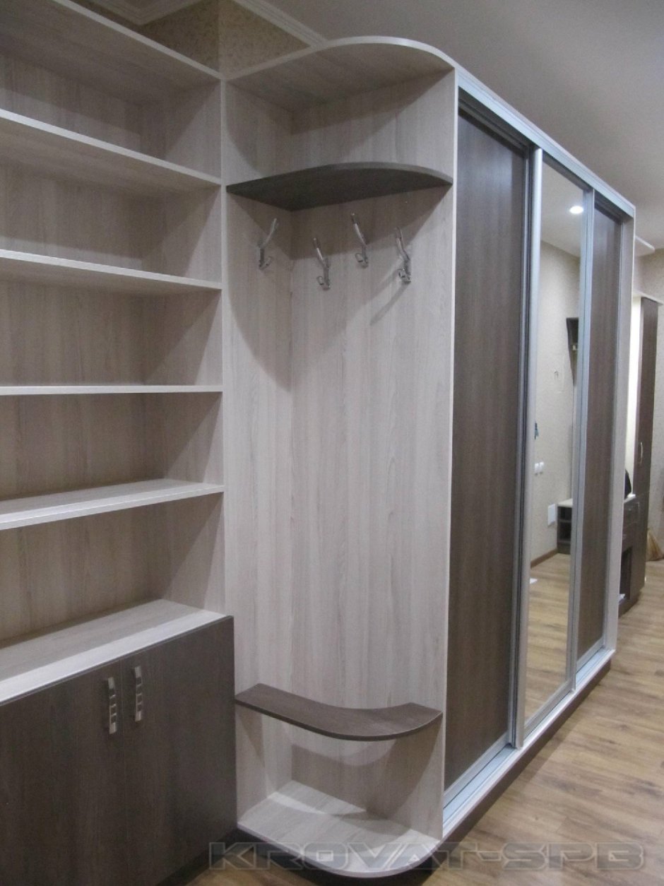 Прихожая с полками сбоку
