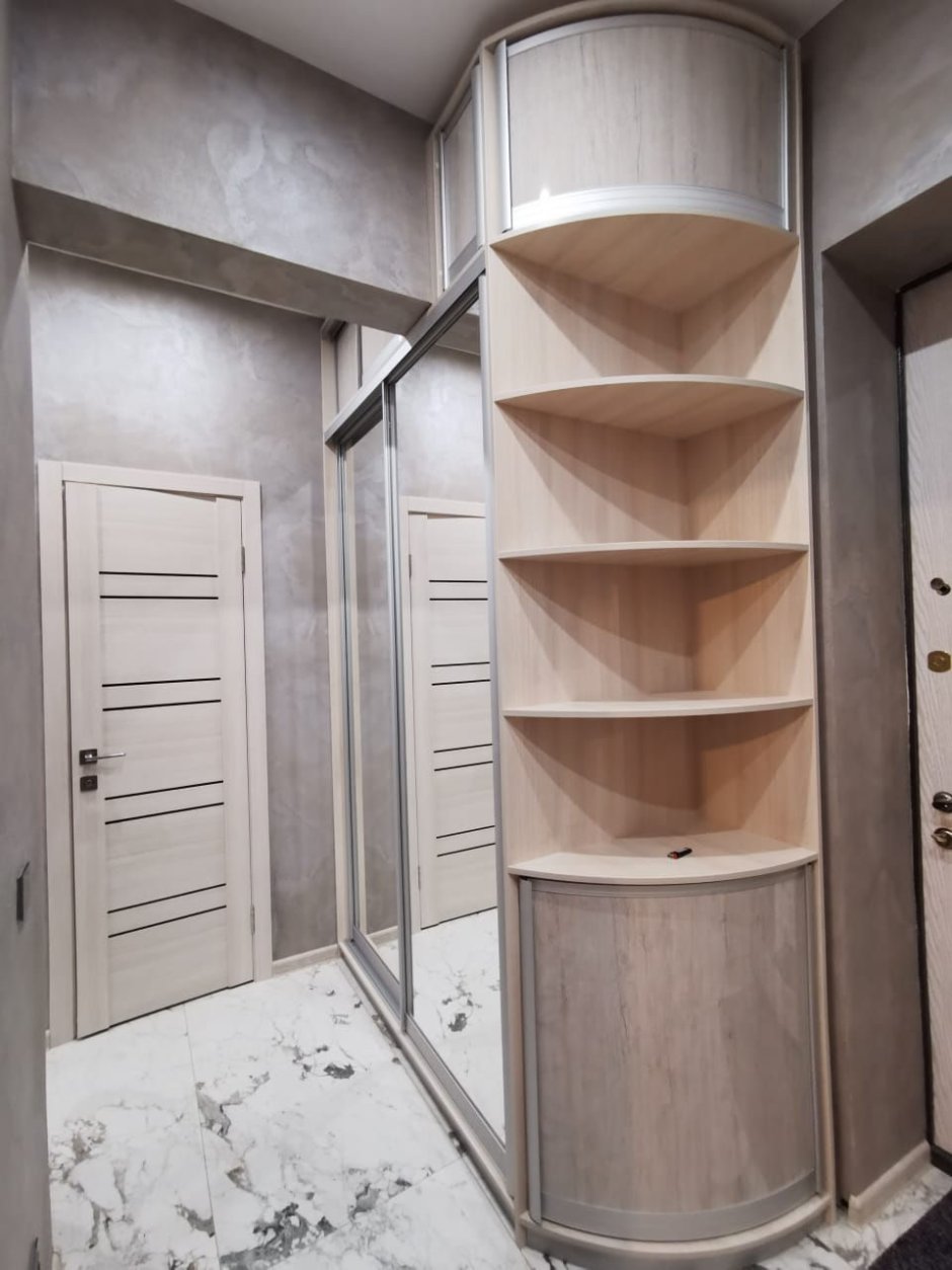 Небольшой угловой шкаф в прихожую