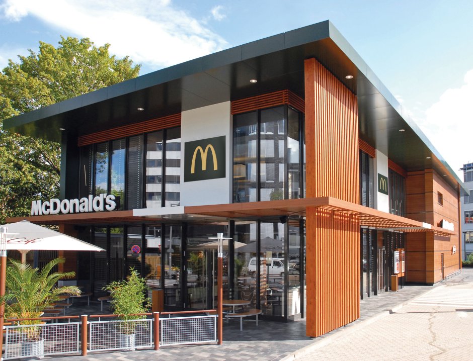 Макдональдс с деревом на фасаде