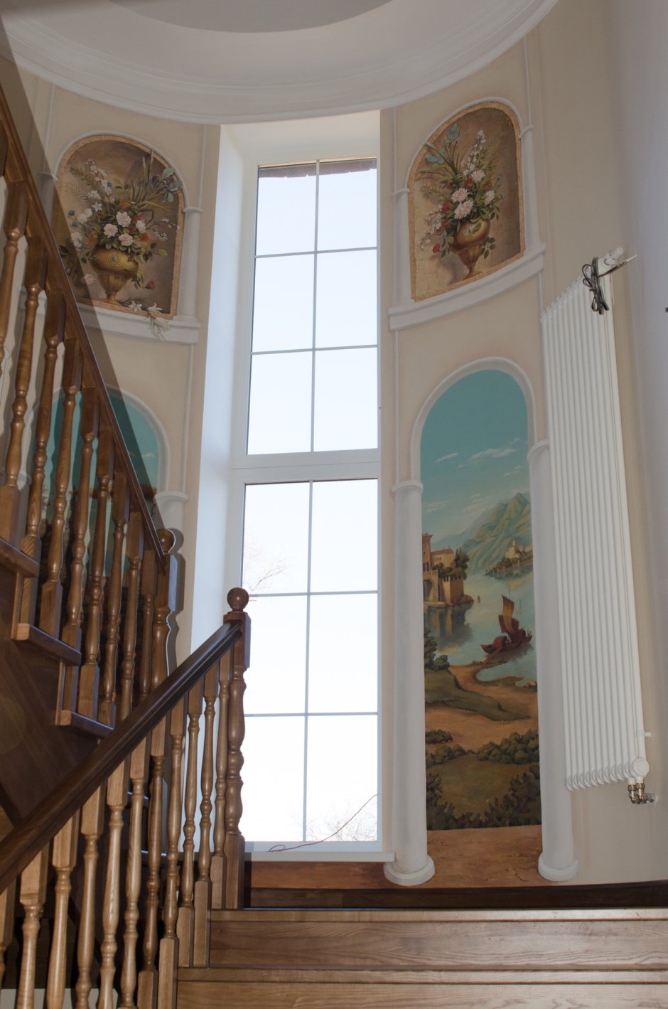 Окно над лестницей в частном доме