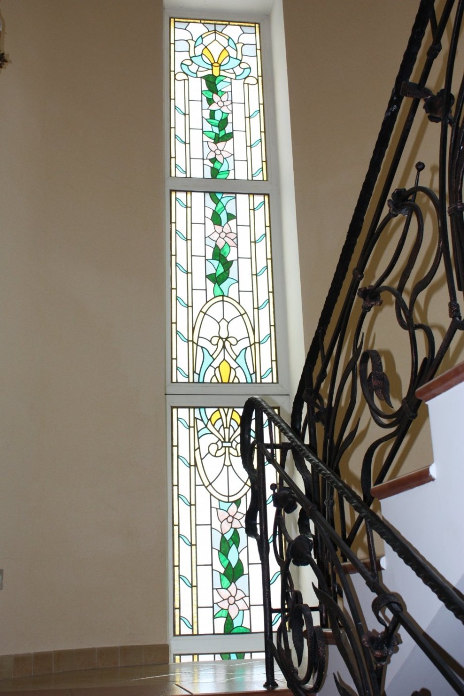 Витражное окно у лестницы