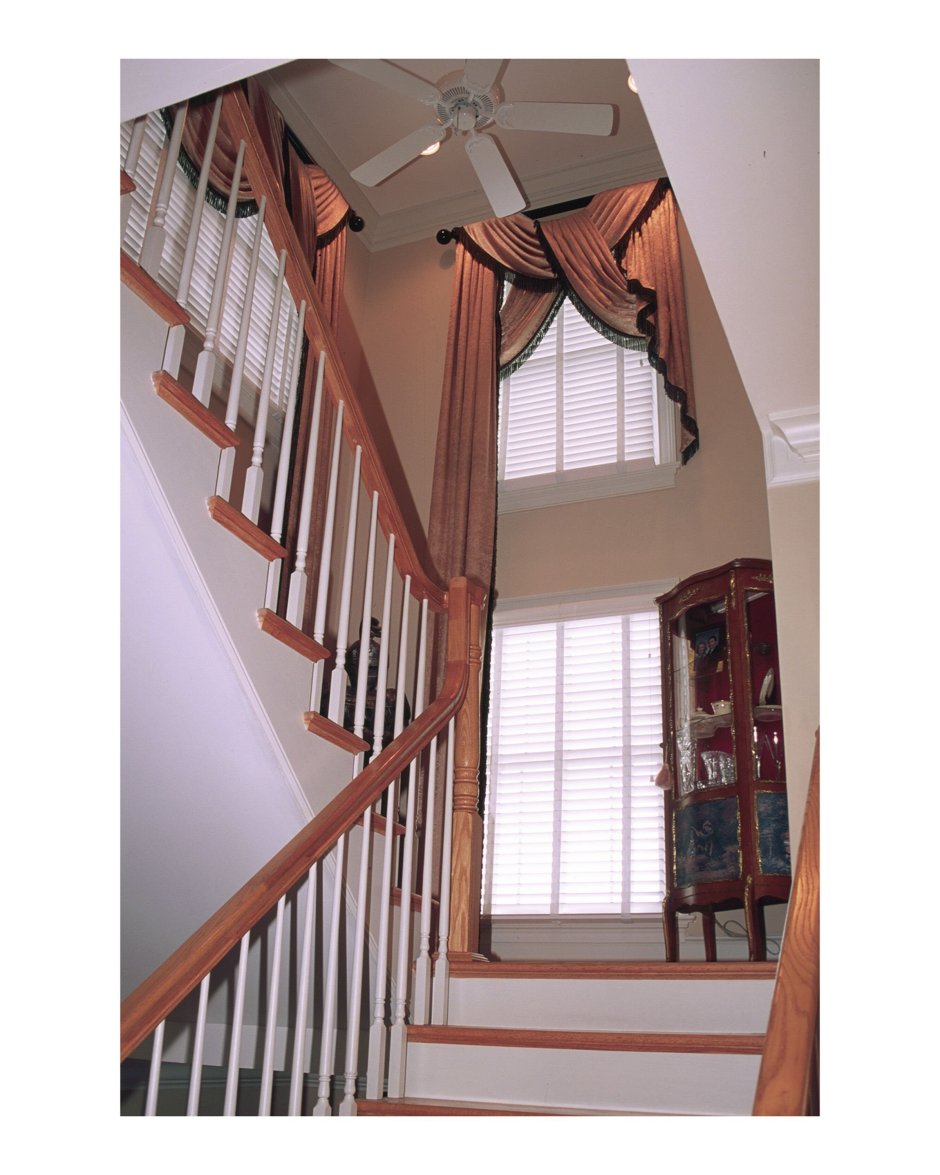 Шторы на окно над лестницей