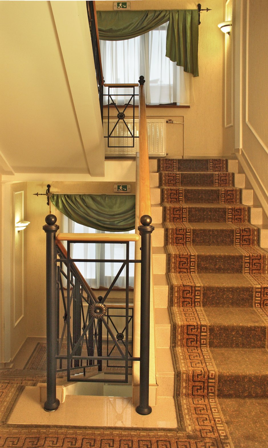 Окно в лестничном пролете в частном доме