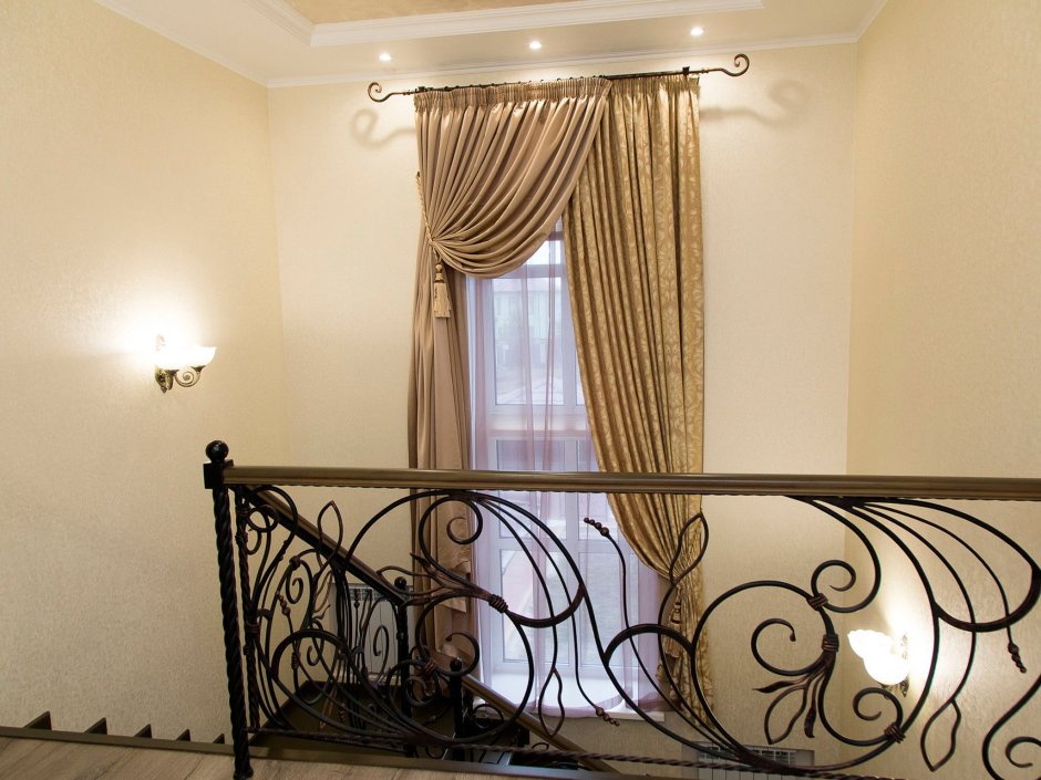 Шторы на лестничной площадке