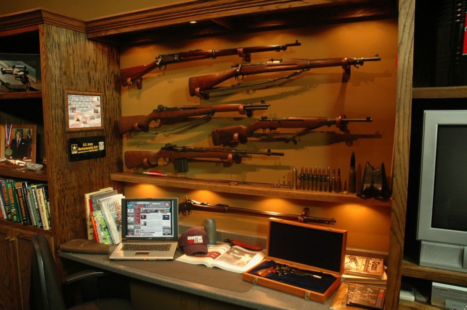 Коллекция оружия на стене
