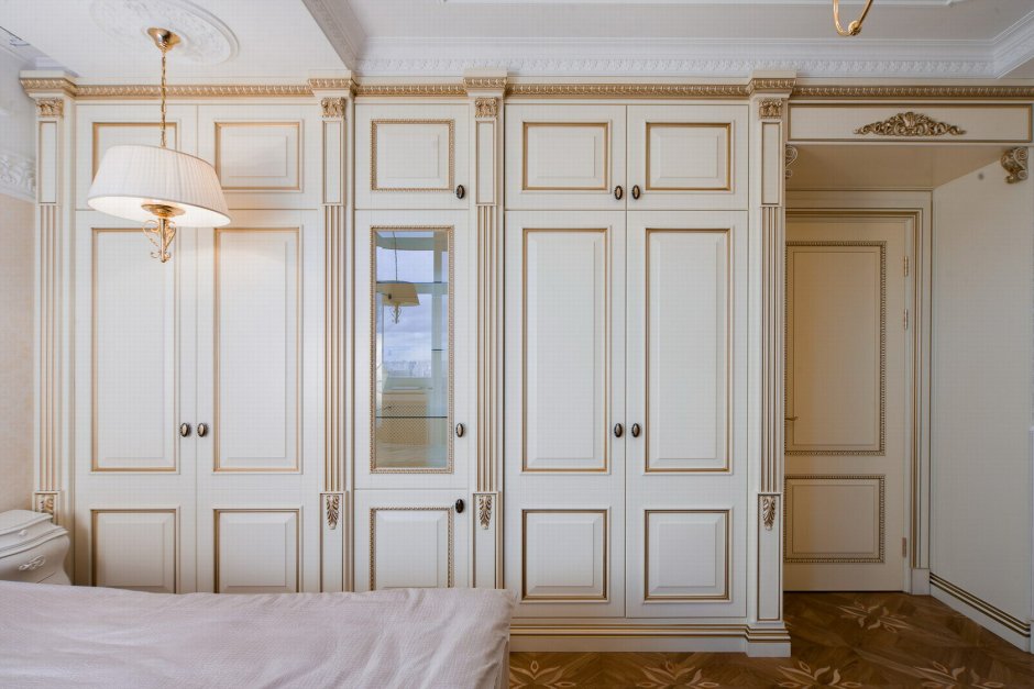 Шкаф с молдингами