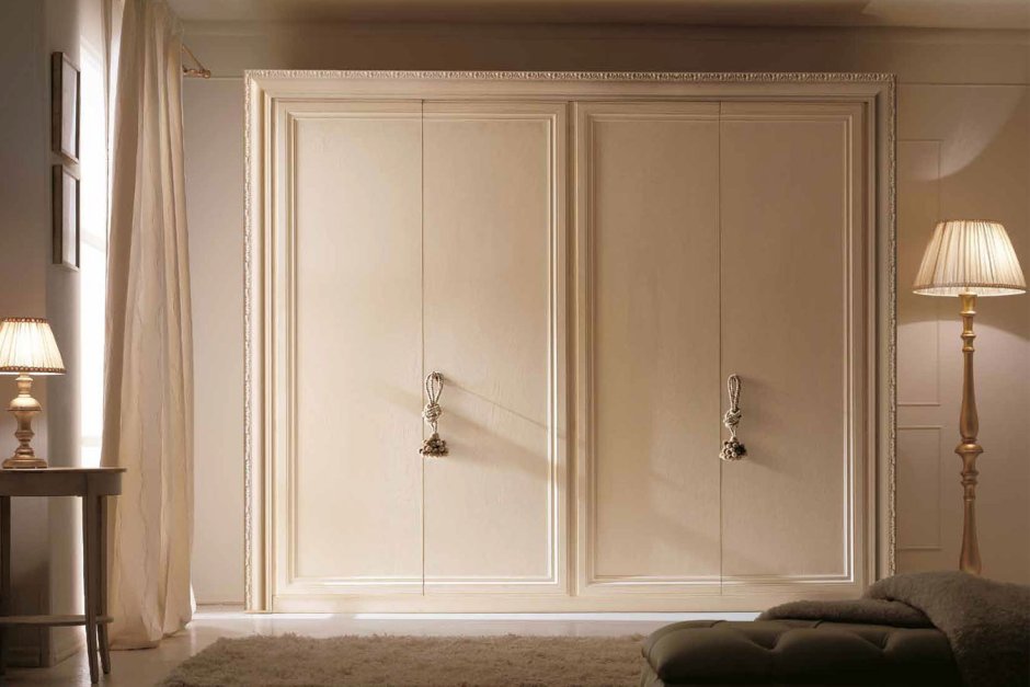 Шкаф с молдингами