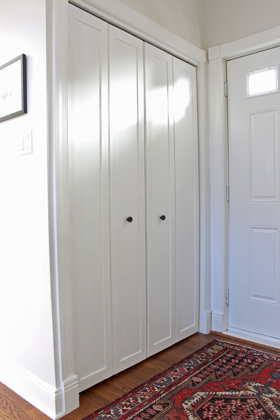 Шкаф с молдингами