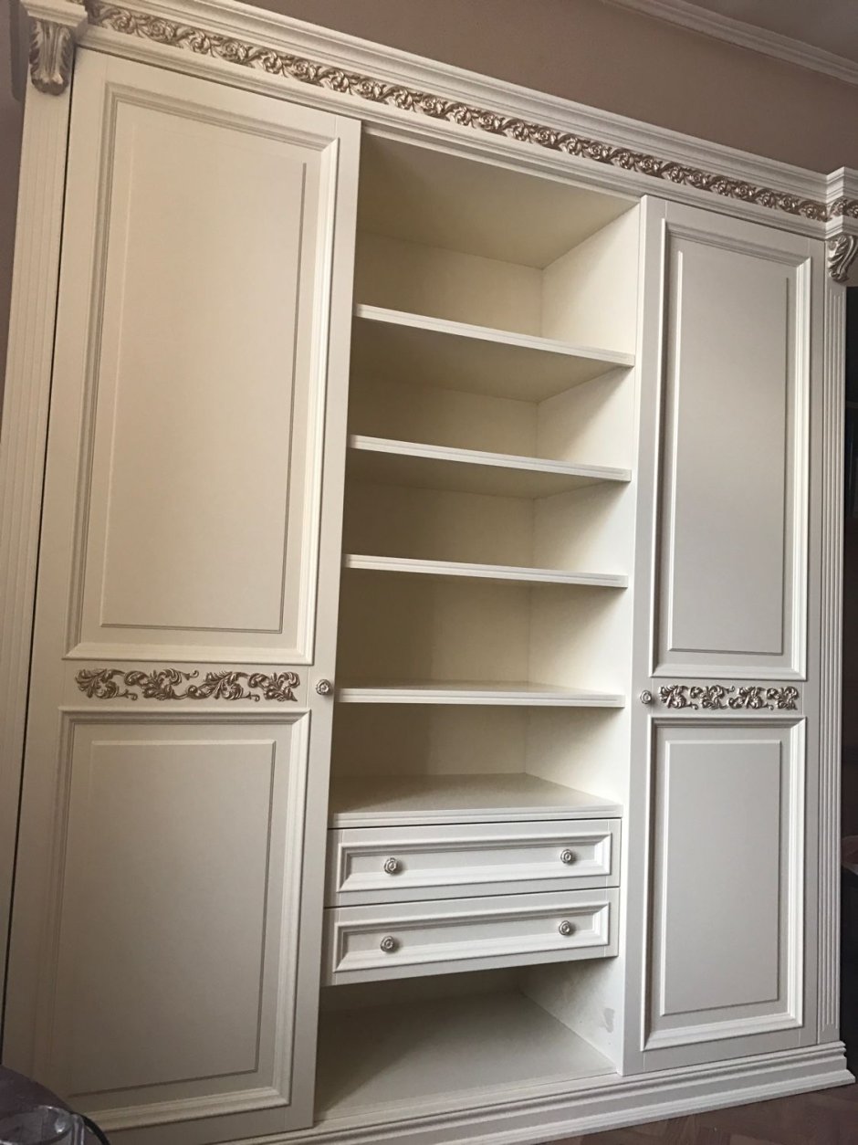 Шкаф в классическом стиле