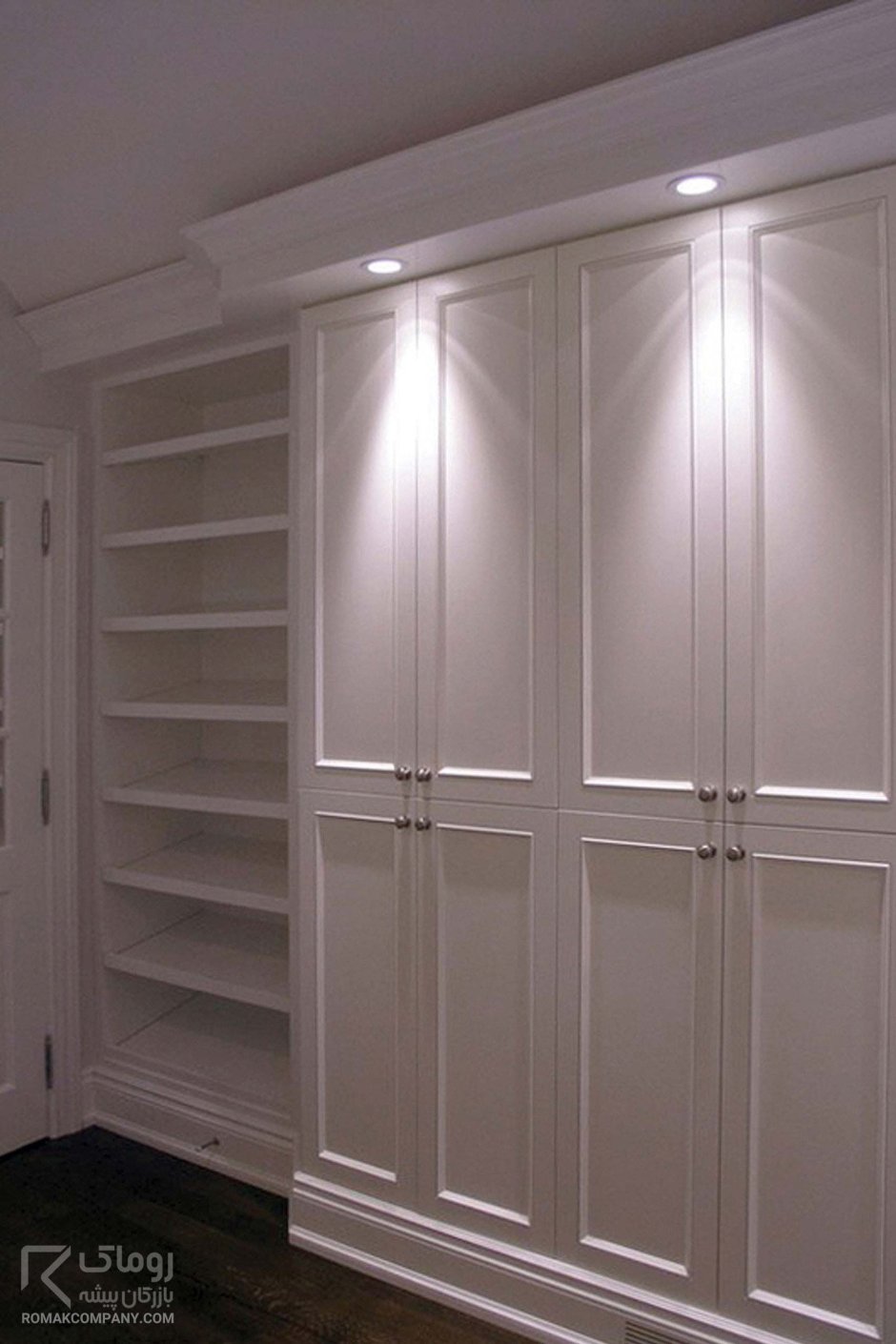 Молдинг в спальне со шкафом