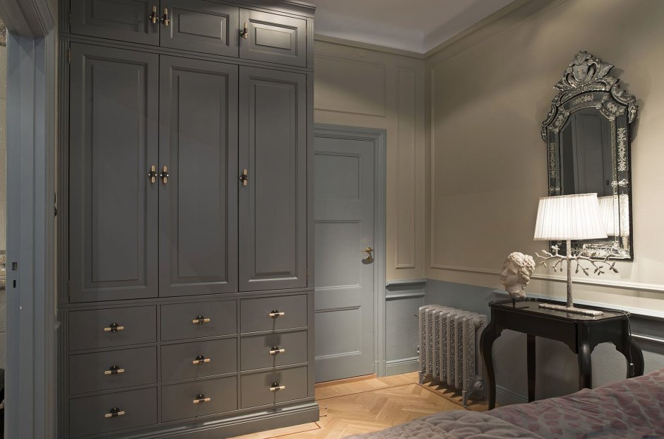 Шкафы классические с молдингами