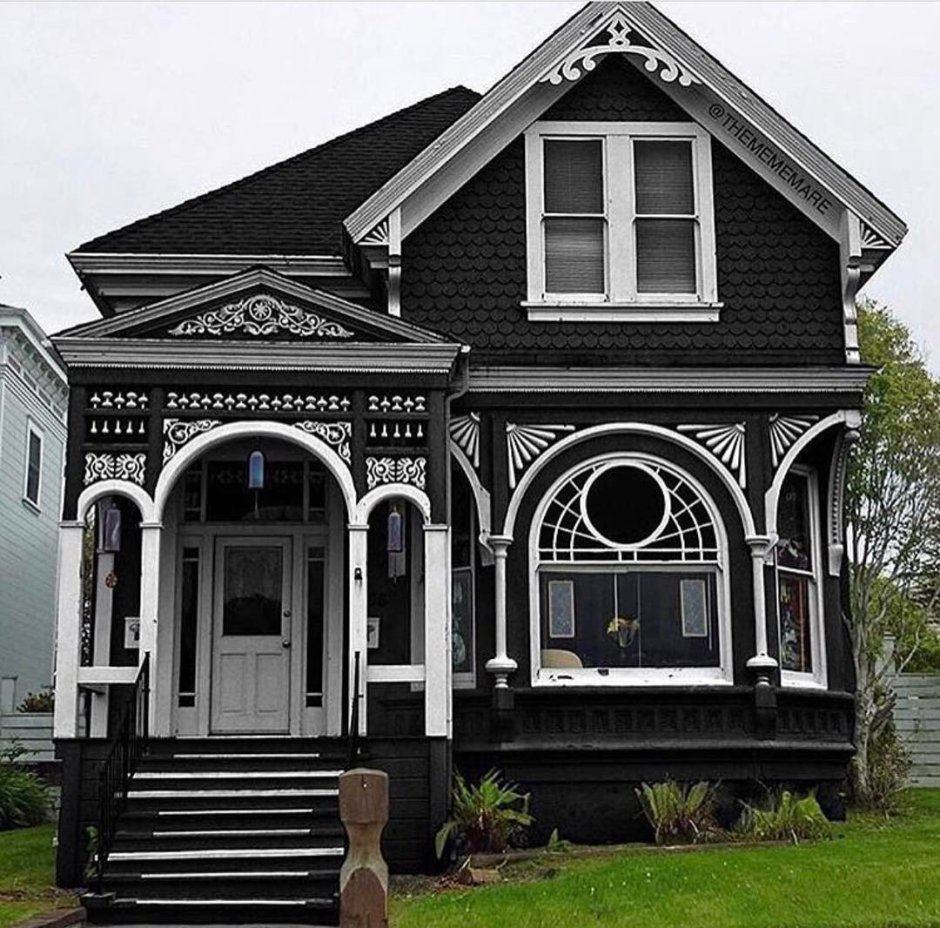 Черный Викторианский дом