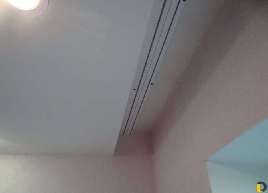 Гардина встроенная в натяжной потолок на кухню
